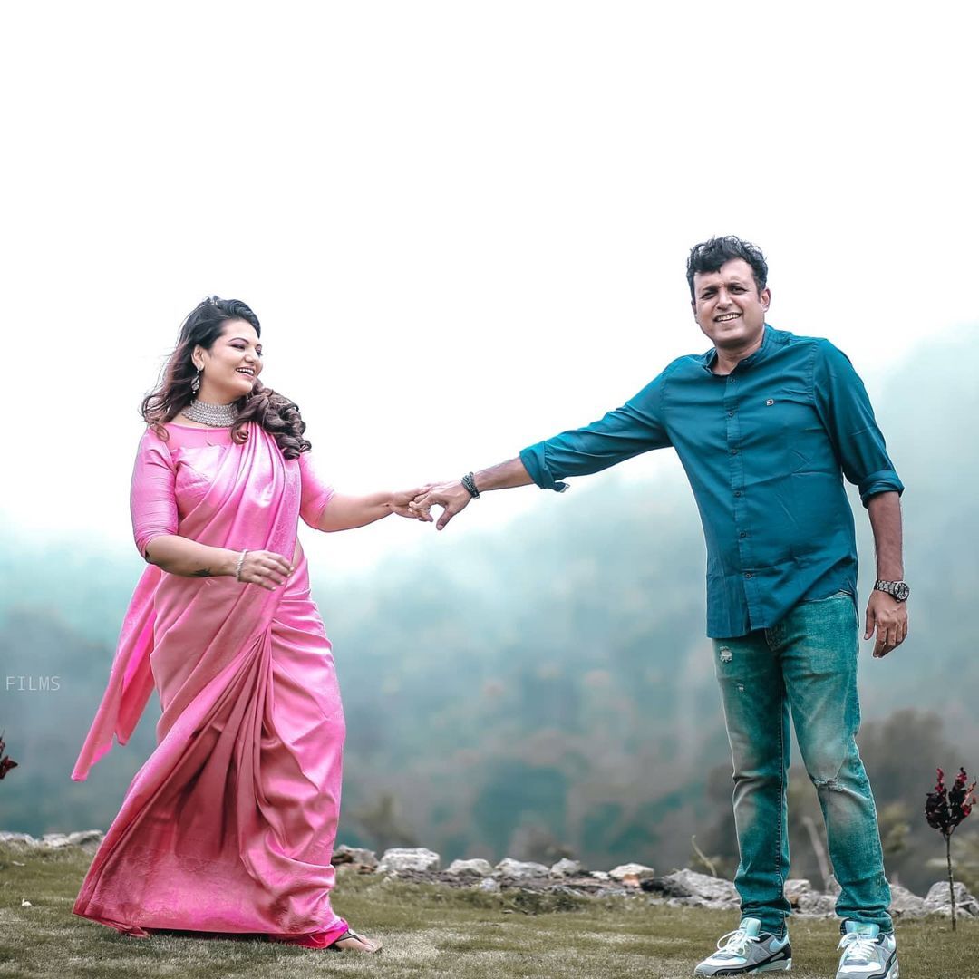 ഭാർത്താവിനൊപ്പം സാന്ദ്രാ തോമസ്.. ഏറ്റവും പുതിയ ചിത്രങ്ങൾ ഏറ്റെടുത്ത് ആരാധകർ