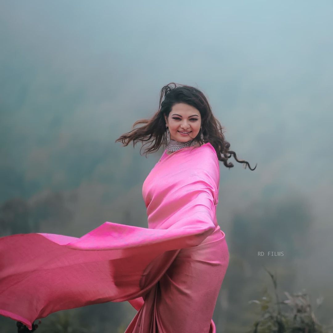 ഭാർത്താവിനൊപ്പം സാന്ദ്രാ തോമസ്.. ഏറ്റവും പുതിയ ചിത്രങ്ങൾ ഏറ്റെടുത്ത് ആരാധകർ