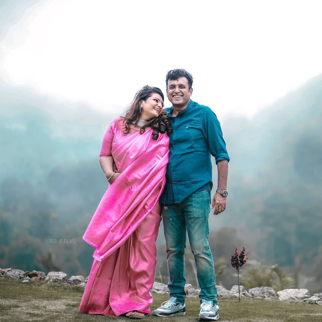 ഭാർത്താവിനൊപ്പം സാന്ദ്രാ തോമസ്.. ഏറ്റവും പുതിയ ചിത്രങ്ങൾ ഏറ്റെടുത്ത് ആരാധകർ