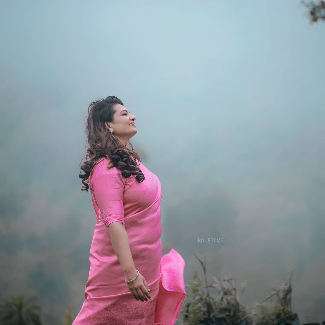 ഭാർത്താവിനൊപ്പം സാന്ദ്രാ തോമസ്.. ഏറ്റവും പുതിയ ചിത്രങ്ങൾ ഏറ്റെടുത്ത് ആരാധകർ