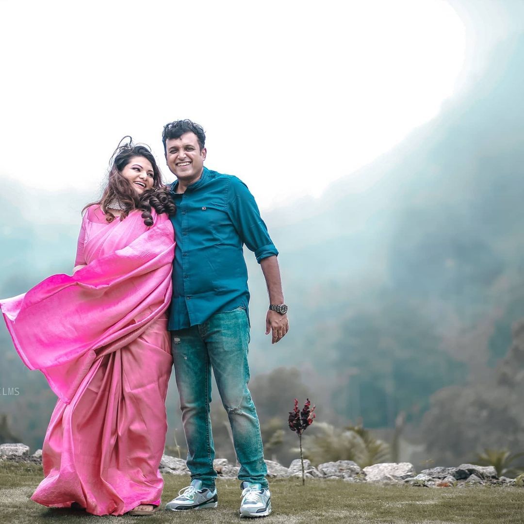 ഭാർത്താവിനൊപ്പം സാന്ദ്രാ തോമസ്.. ഏറ്റവും പുതിയ ചിത്രങ്ങൾ ഏറ്റെടുത്ത് ആരാധകർ