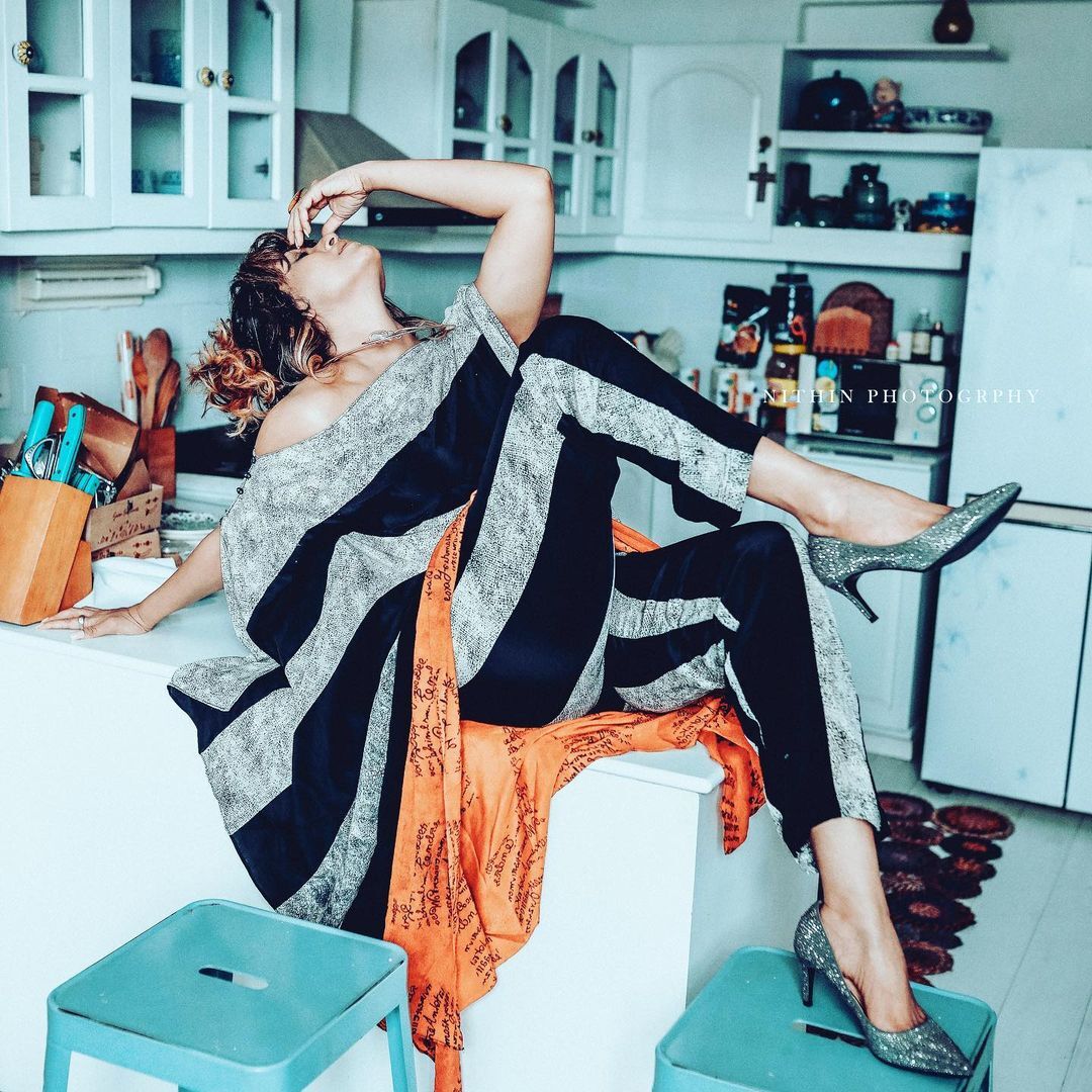 കായലിലും അടുക്കളയിലും, വൈറലായി രഞ്ജിനി ഹരിദാസിന്റെ പുതിയ ചിത്രങ്ങൾ