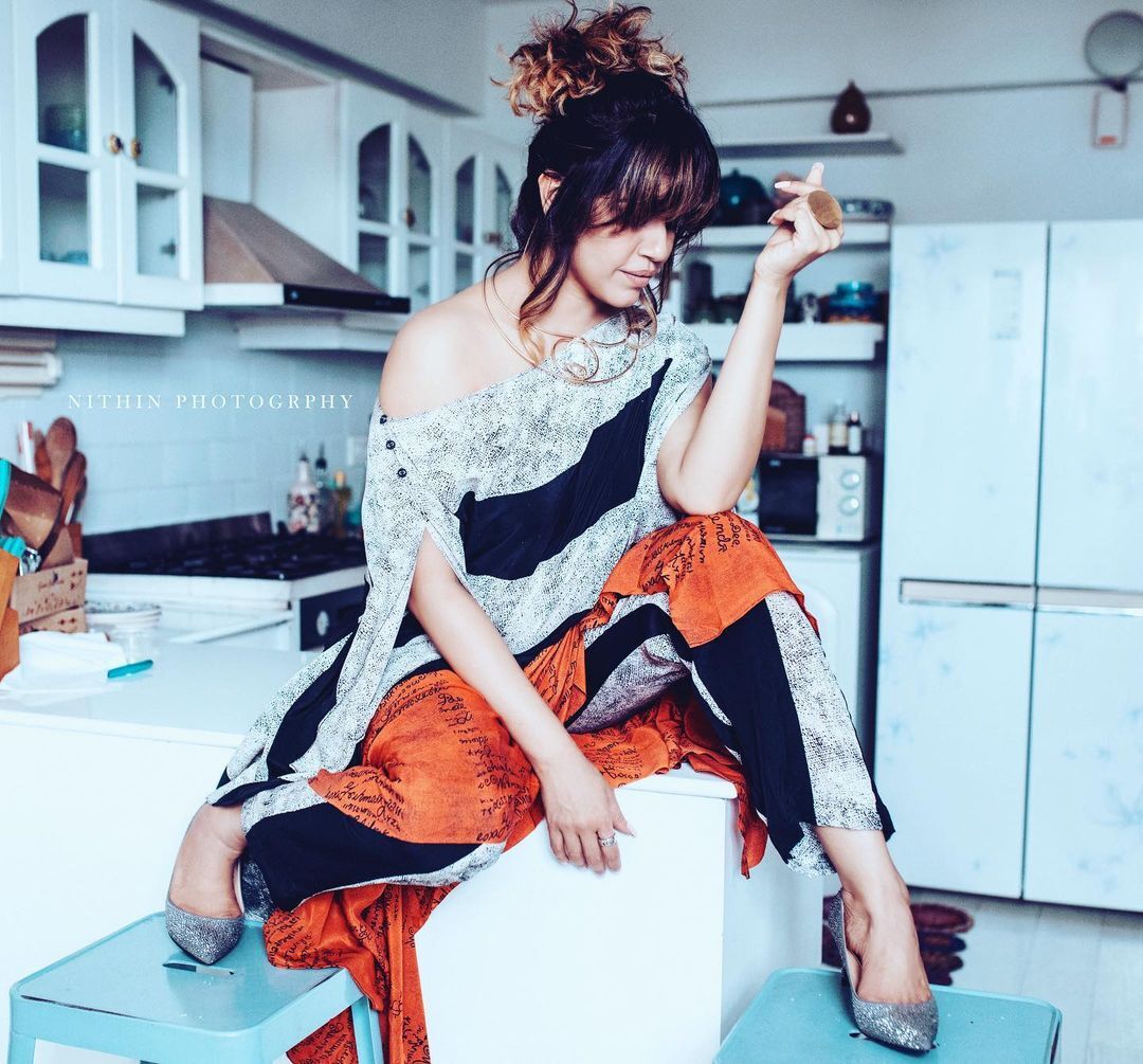 കായലിലും അടുക്കളയിലും, വൈറലായി രഞ്ജിനി ഹരിദാസിന്റെ പുതിയ ചിത്രങ്ങൾ