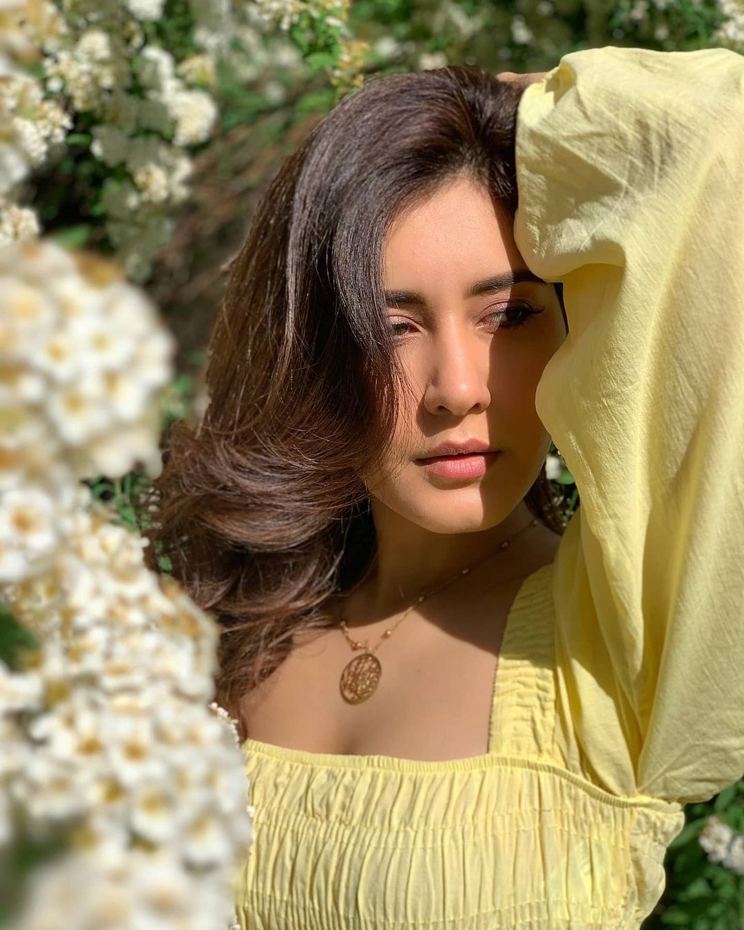 Rashi Khanna : బ్యాక్ లెస్ టాప్ తో సైడ్  అరాచకం.. అందాల విందు చేస్తున్న బొద్దుగుమ్మ (ఫొటోస్)