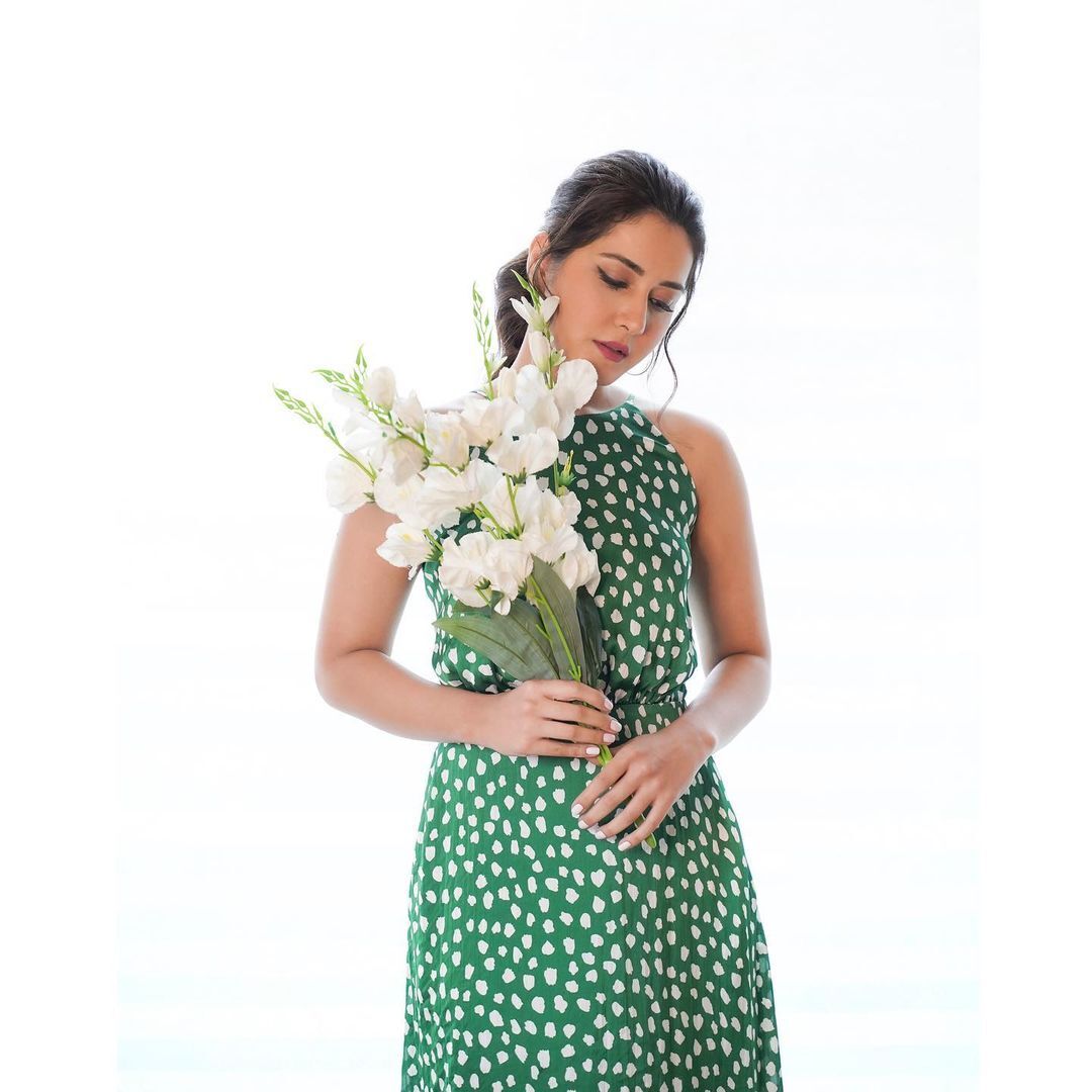 Rashi Khanna : బ్యాక్ లెస్ టాప్ తో సైడ్  అరాచకం.. అందాల విందు చేస్తున్న బొద్దుగుమ్మ (ఫొటోస్)