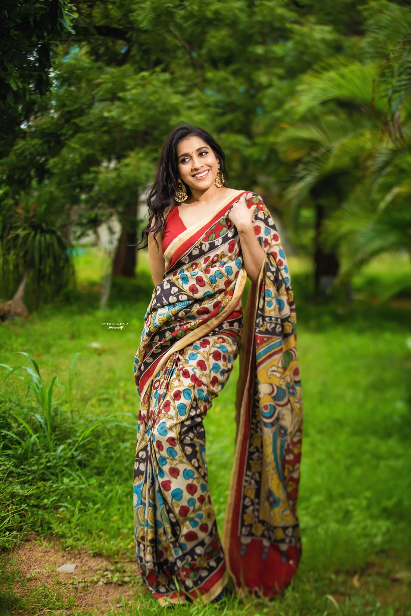 Rashmi gautham: మోడరన్ డ్రెస్ లోనే కాదు,  చీరలో కూడా అందాలు ఆరబోస్తున్న జబర్దస్త్ బ్యూటీ  (ఫొటోస్)