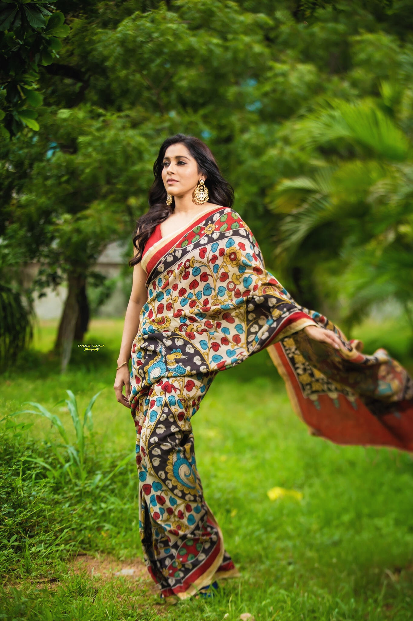 Rashmi gautham: మోడరన్ డ్రెస్ లోనే కాదు,  చీరలో కూడా అందాలు ఆరబోస్తున్న జబర్దస్త్ బ్యూటీ  (ఫొటోస్)