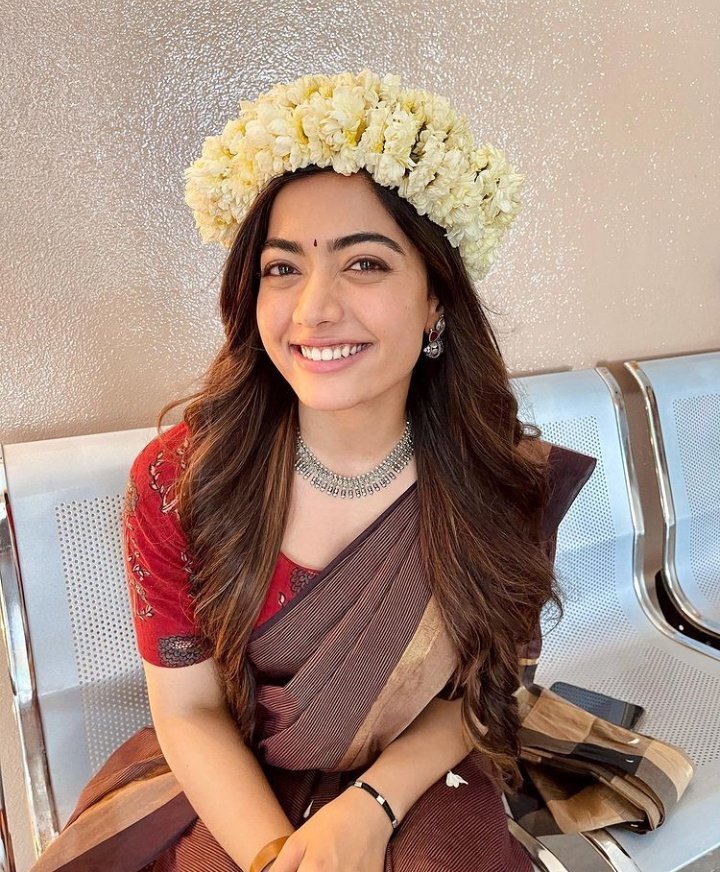 Rashmika Mandanna : టాప్ లేపుతున్న లేటెస్ట్ ఫొటోస్ , కుర్రాళ్లకు నిద్ర లేకుండా చేస్తుందిగా (ఫోటోలు)..