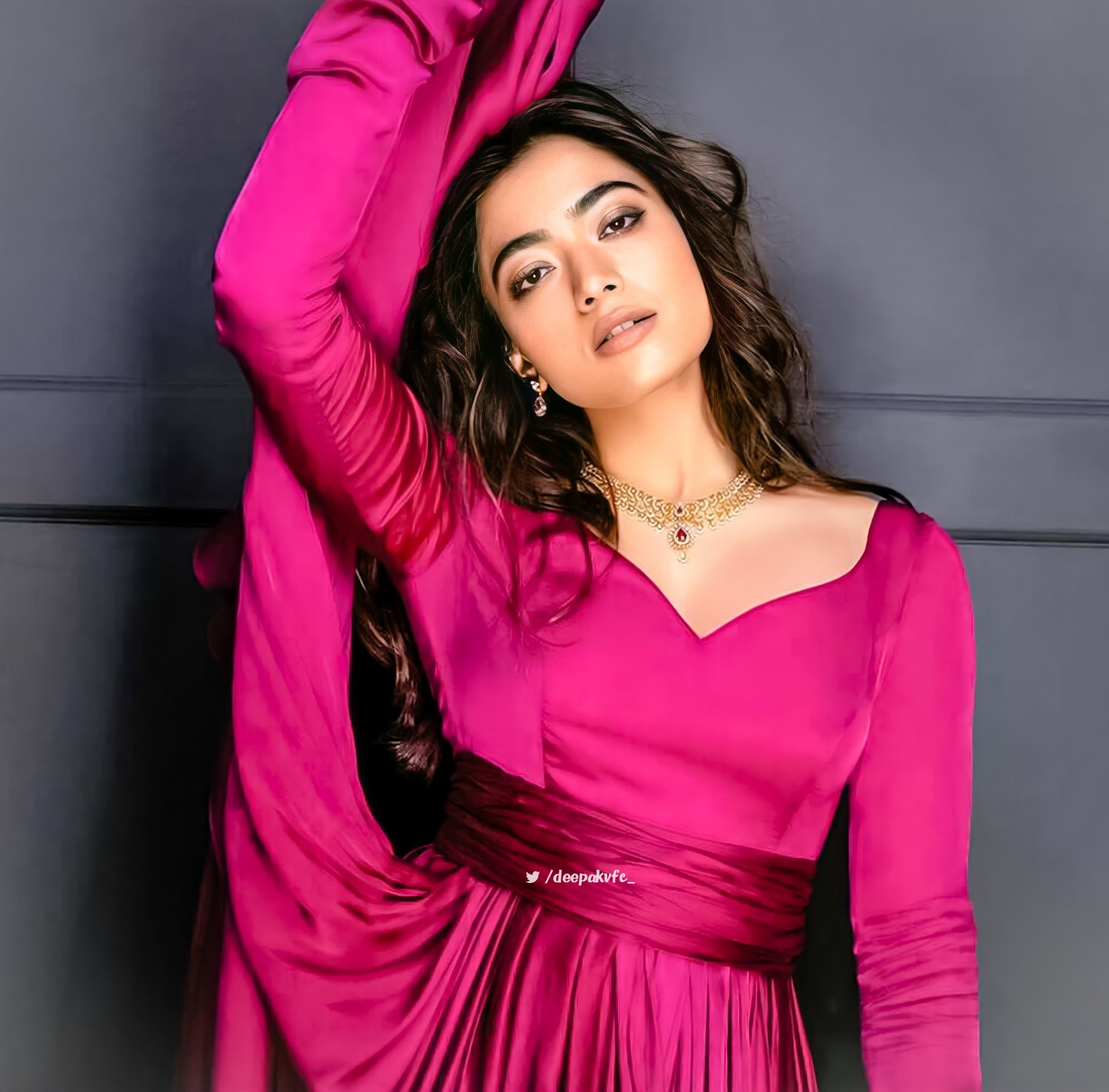 Rashmika Mandanna : టాప్ లేపుతున్న లేటెస్ట్ ఫొటోస్ , కుర్రాళ్లకు నిద్ర లేకుండా చేస్తుందిగా (ఫోటోలు)..