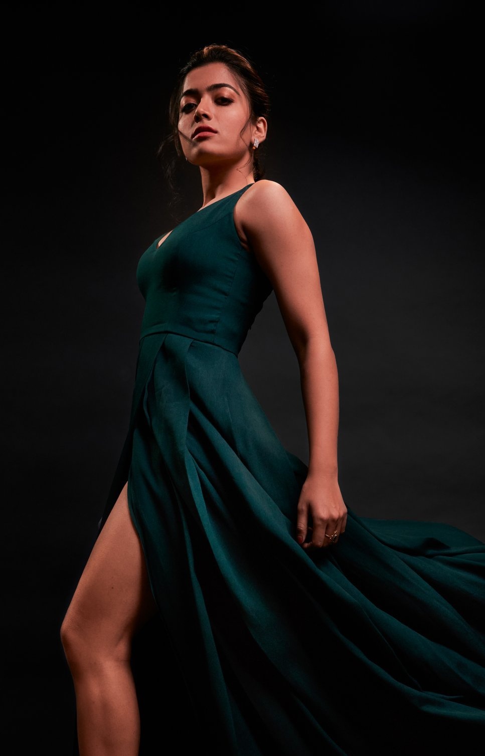 Rashmika Mandanna : టాప్ లేపుతున్న లేటెస్ట్ ఫొటోస్ , కుర్రాళ్లకు నిద్ర లేకుండా చేస్తుందిగా (ఫోటోలు)..