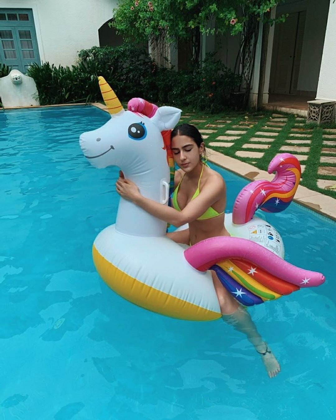 SaraAliKhan: బికినీ తో మాల్దీవులో రెచ్చిపోయిన స్టార్ హీరో కూతురు .. (ఫొటోస్) 