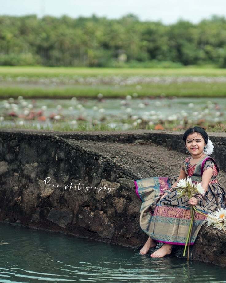 പട്ടുപാവാടയും ആമ്പല്‍ പൂവും; സുന്ദരിവാവയായി സാറാസ് താരം വിദ്ധി വിശാല്‍; വൈറലായി ചിത്രങ്ങള്‍