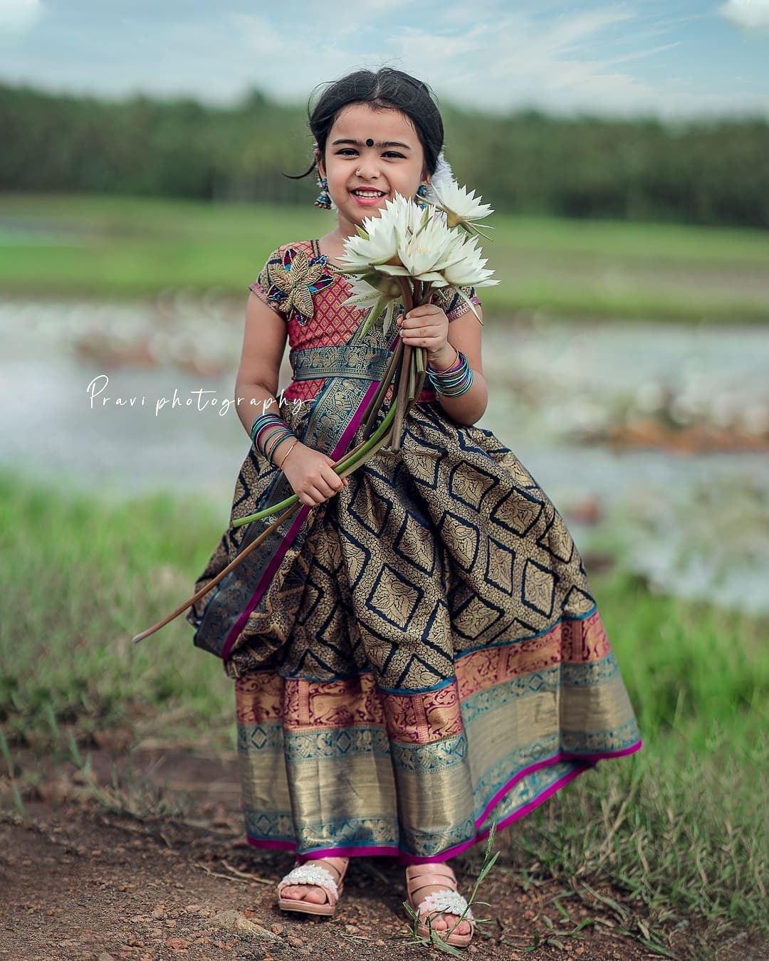 പട്ടുപാവാടയും ആമ്പല്‍ പൂവും; സുന്ദരിവാവയായി സാറാസ് താരം വിദ്ധി വിശാല്‍; വൈറലായി ചിത്രങ്ങള്‍