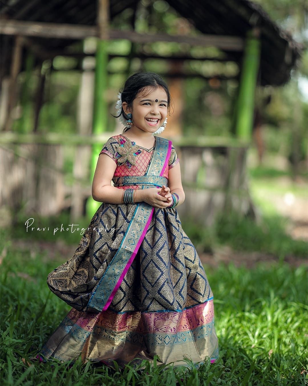 പട്ടുപാവാടയും ആമ്പല്‍ പൂവും; സുന്ദരിവാവയായി സാറാസ് താരം വിദ്ധി വിശാല്‍; വൈറലായി ചിത്രങ്ങള്‍