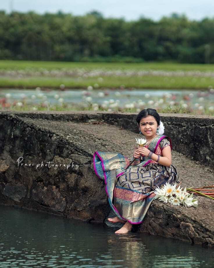പട്ടുപാവാടയും ആമ്പല്‍ പൂവും; സുന്ദരിവാവയായി സാറാസ് താരം വിദ്ധി വിശാല്‍; വൈറലായി ചിത്രങ്ങള്‍