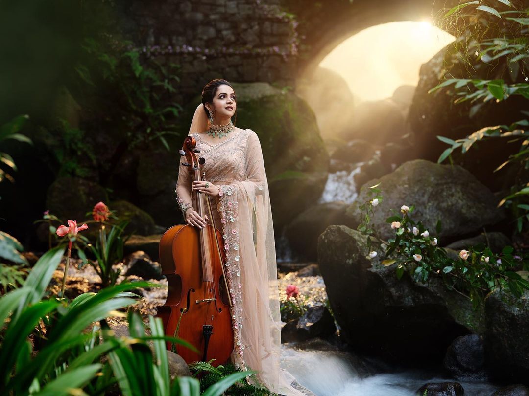 ഈ സൗന്ദര്യത്തിന്റെ രഹസ്യം ഒന്നുപറയുമോ; ഭാവനയുടെ വയലിന്‍ ചിത്രത്തില്‍ ആരാധകര്‍