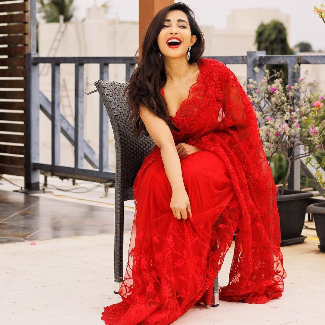 ഗ്ലാമറസ് വിട്ട് ഒരു കളിയുമില്ല; ട്രെന്‍ഡിംഗായി പാര്‍വ്വതി നായരുടെ ഫോട്ടോഷൂട്ട്