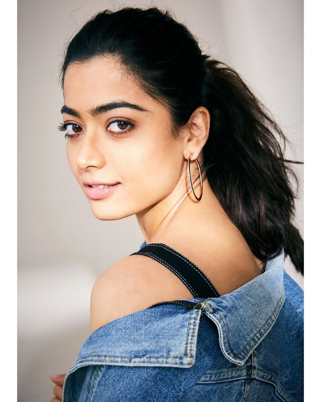 Rashmika Mandanna:హాట్ ఫోటోషూట్ తో రెచ్చిపోయిన రష్మిక,, ఈ అందం అదరహో (ఫొటోస్)