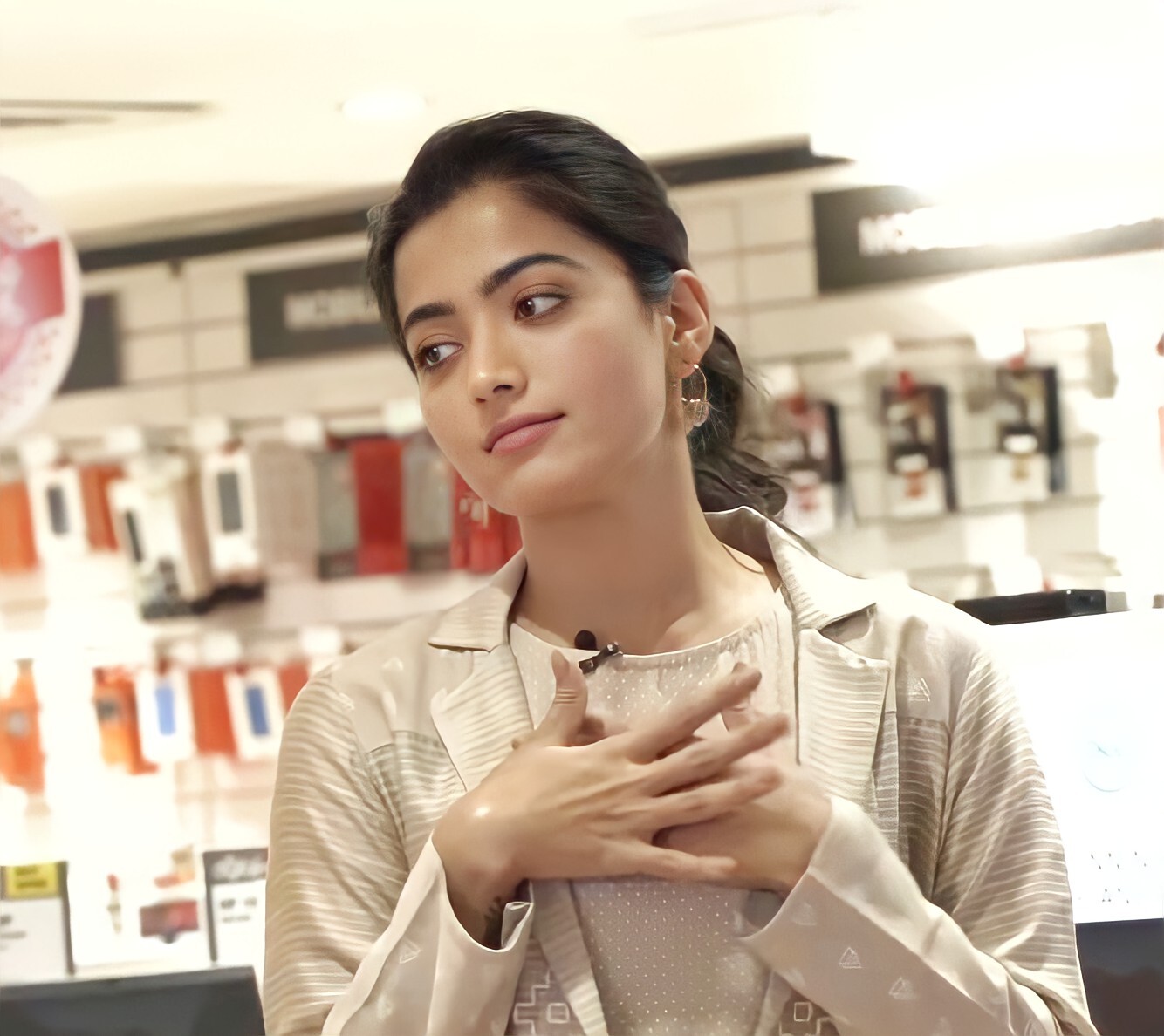 Rashmika Mandanna:హాట్ ఫోటోషూట్ తో రెచ్చిపోయిన రష్మిక,, ఈ అందం అదరహో (ఫొటోస్)