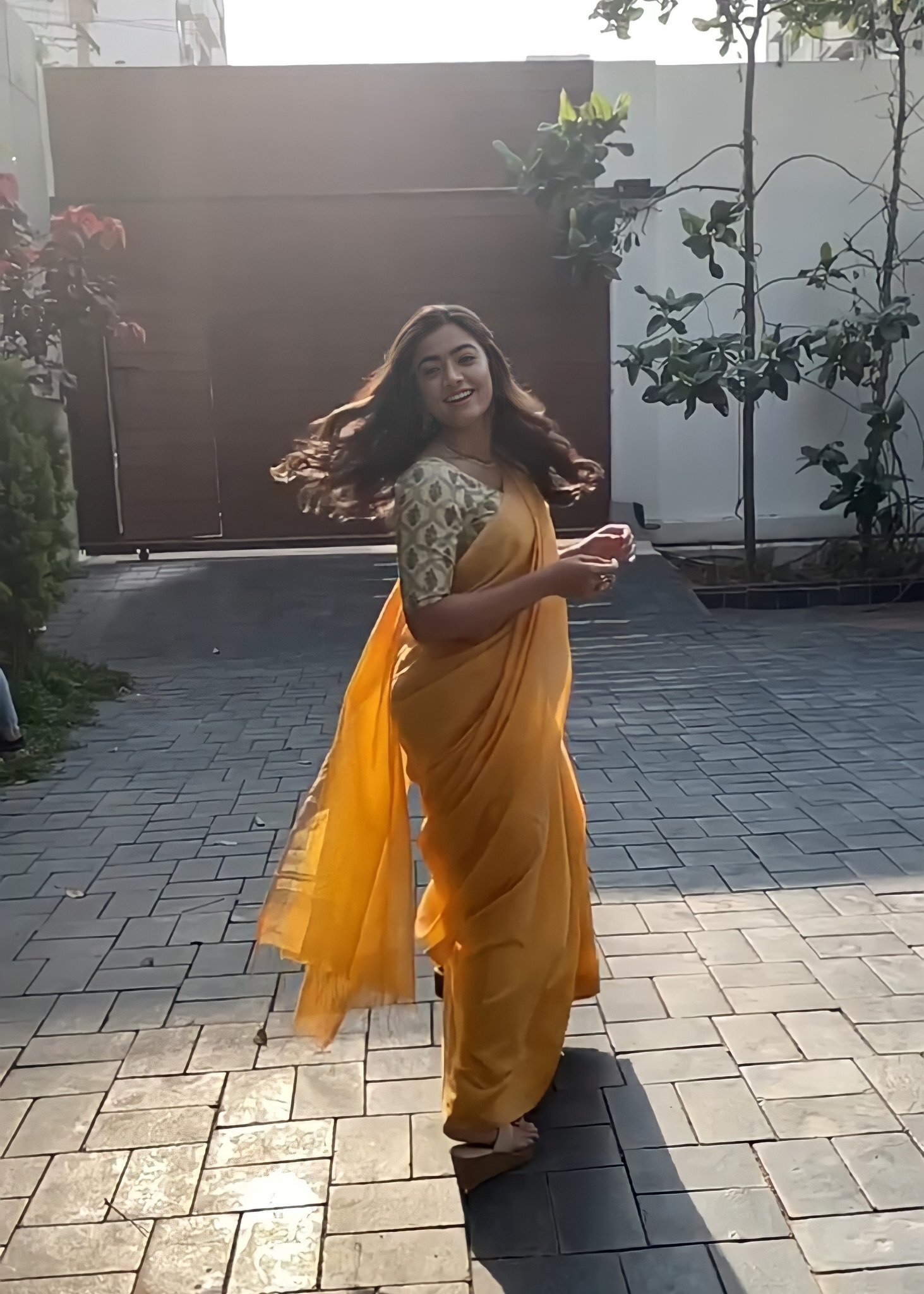 Rashmika Mandanna:హాట్ ఫోటోషూట్ తో రెచ్చిపోయిన రష్మిక,, ఈ అందం అదరహో (ఫొటోస్)