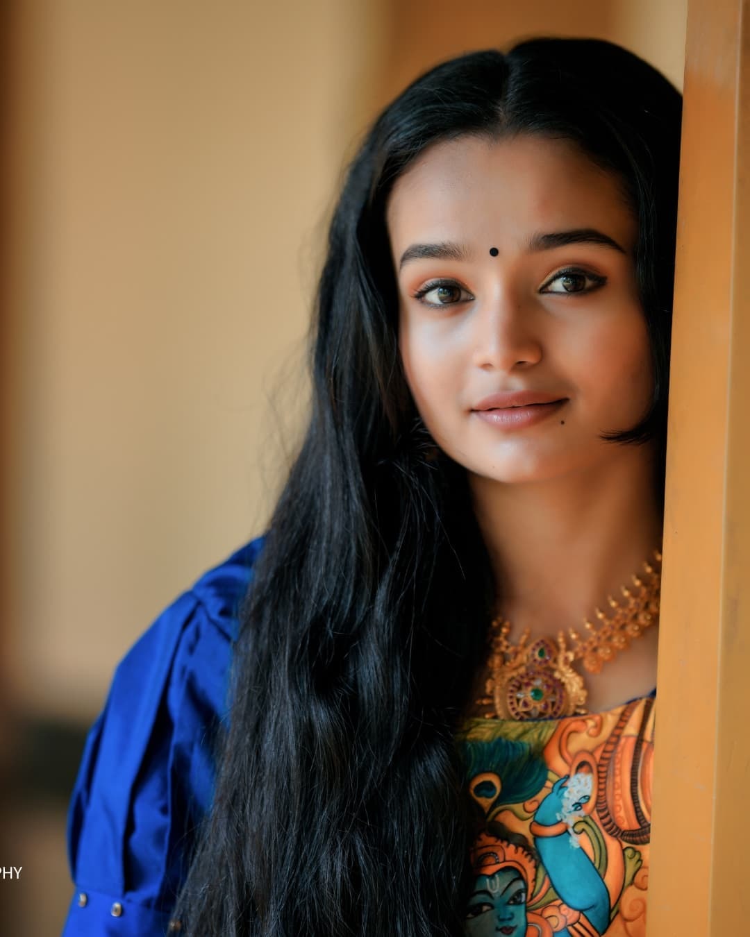 മീനൂട്ടീ...ഈ നീളന്‍ മുടിയുടെ രഹസ്യം എന്താണ്; മീനാക്ഷിയുടെ വൈറല്‍ ചിത്രത്തില്‍ ആരാധകരുടെ ചോദ്യം