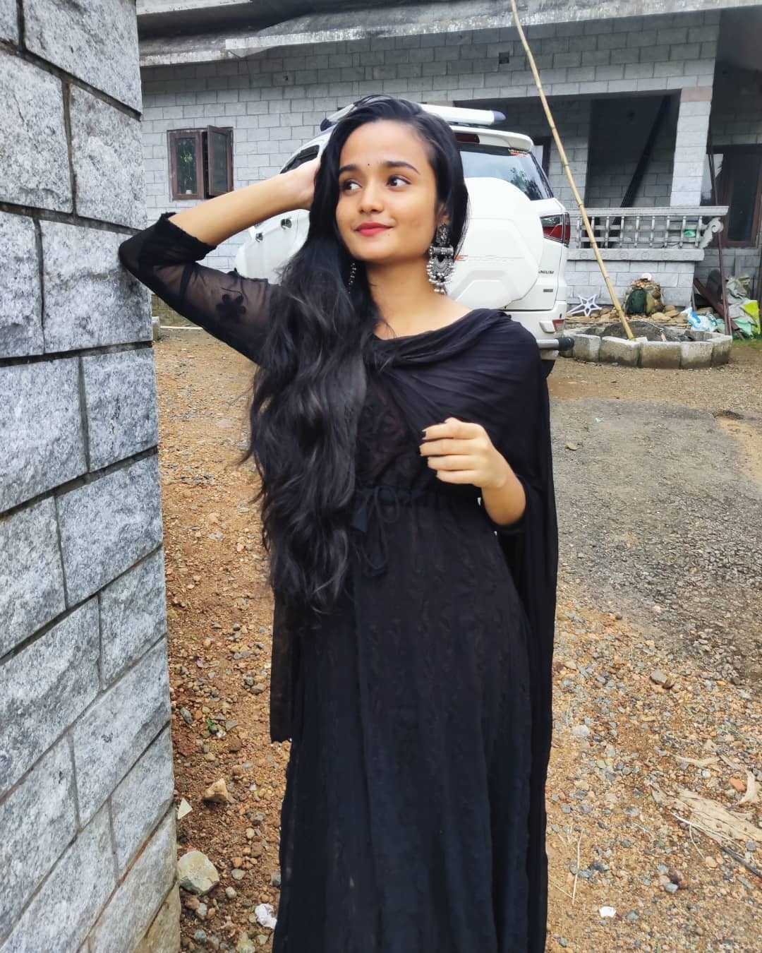 മീനൂട്ടീ...ഈ നീളന്‍ മുടിയുടെ രഹസ്യം എന്താണ്; മീനാക്ഷിയുടെ വൈറല്‍ ചിത്രത്തില്‍ ആരാധകരുടെ ചോദ്യം