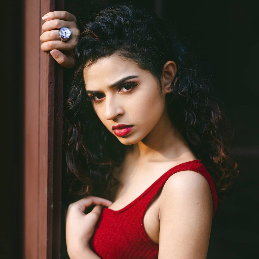 എന്തൊരു ക്യൂട്ടാണ് ഈ കൊച്ച്; ഉടന്‍ പണം താരം മീനാക്ഷി രവീന്ദ്രന്റെ ഫോട്ടോഷൂട്ട് വൈറല്‍