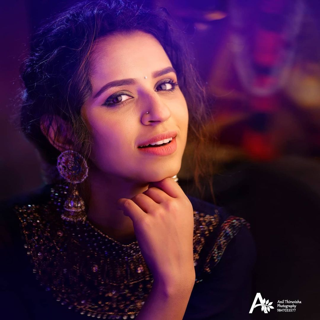 എന്തൊരു ക്യൂട്ടാണ് ഈ കൊച്ച്; ഉടന്‍ പണം താരം മീനാക്ഷി രവീന്ദ്രന്റെ ഫോട്ടോഷൂട്ട് വൈറല്‍