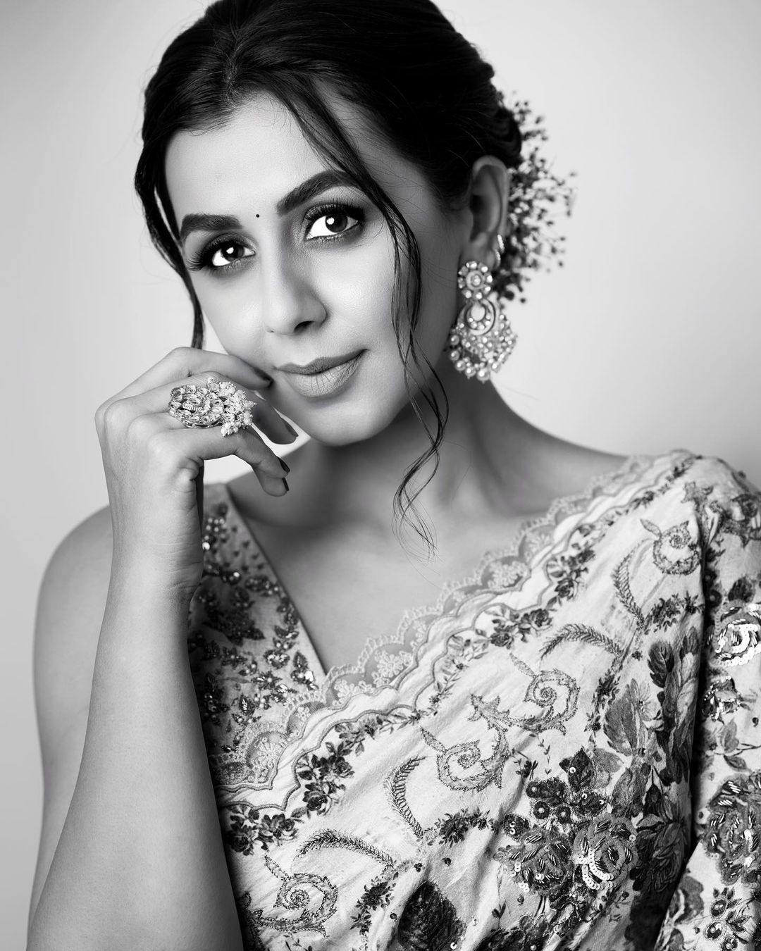 സാരിയില്‍ അതീവ സുന്ദരിയായി നിക്കി ഗല്‍റാണി: ചിത്രങ്ങള്‍ ഏറ്റെടുത്ത് ആരാധകര്‍