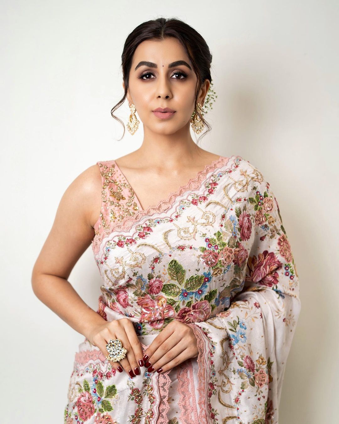 സാരിയില്‍ അതീവ സുന്ദരിയായി നിക്കി ഗല്‍റാണി: ചിത്രങ്ങള്‍ ഏറ്റെടുത്ത് ആരാധകര്‍