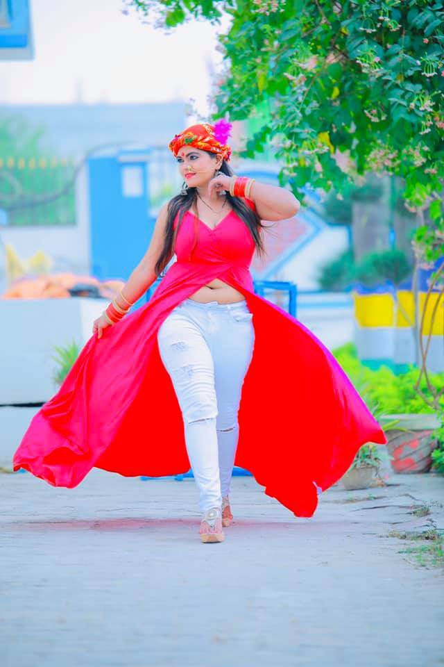 जानिए कौन हैं निशा दुबे जिनके Look के आगे आम्रपाली दुबे भी हो जाती हैं फेल