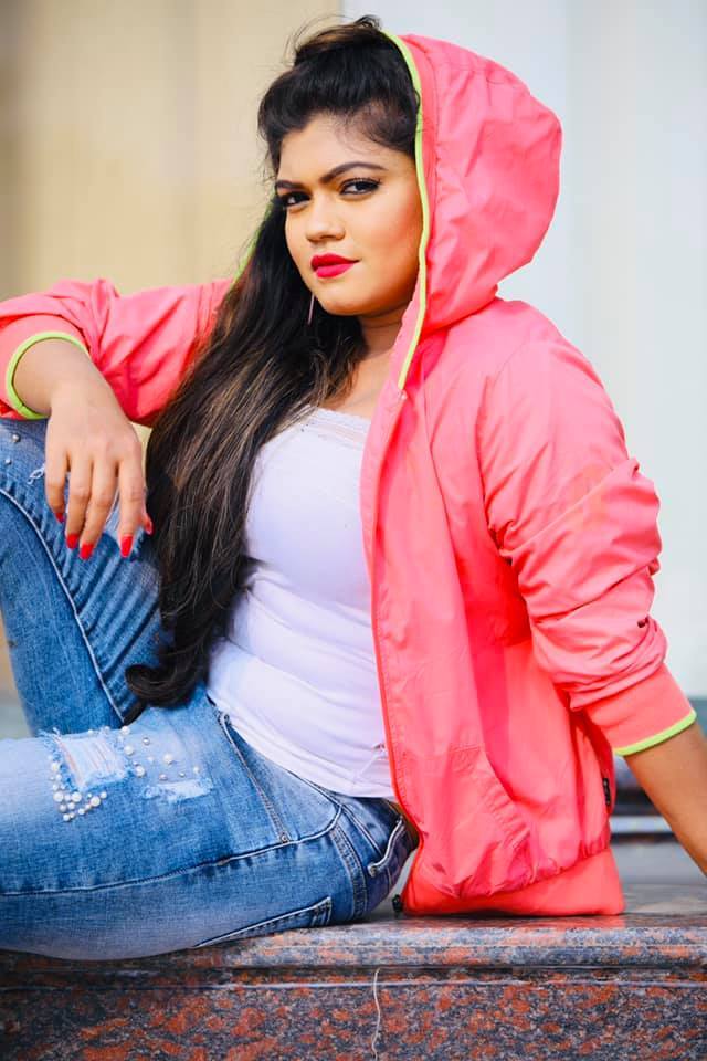 जानिए कौन हैं निशा दुबे जिनके Look के आगे आम्रपाली दुबे भी हो जाती हैं फेल