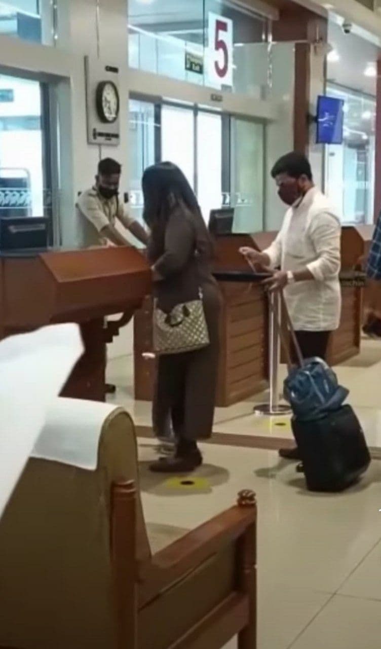 കാവ്യ മാധവന്റെ കൈ ചേര്‍ത്ത് പിടിച്ച് കുഞ്ഞ് മഹാലക്ഷ്മി; പിന്നാലെ ദിലീപ്, ചിത്രങ്ങള്‍ വൈറല്‍