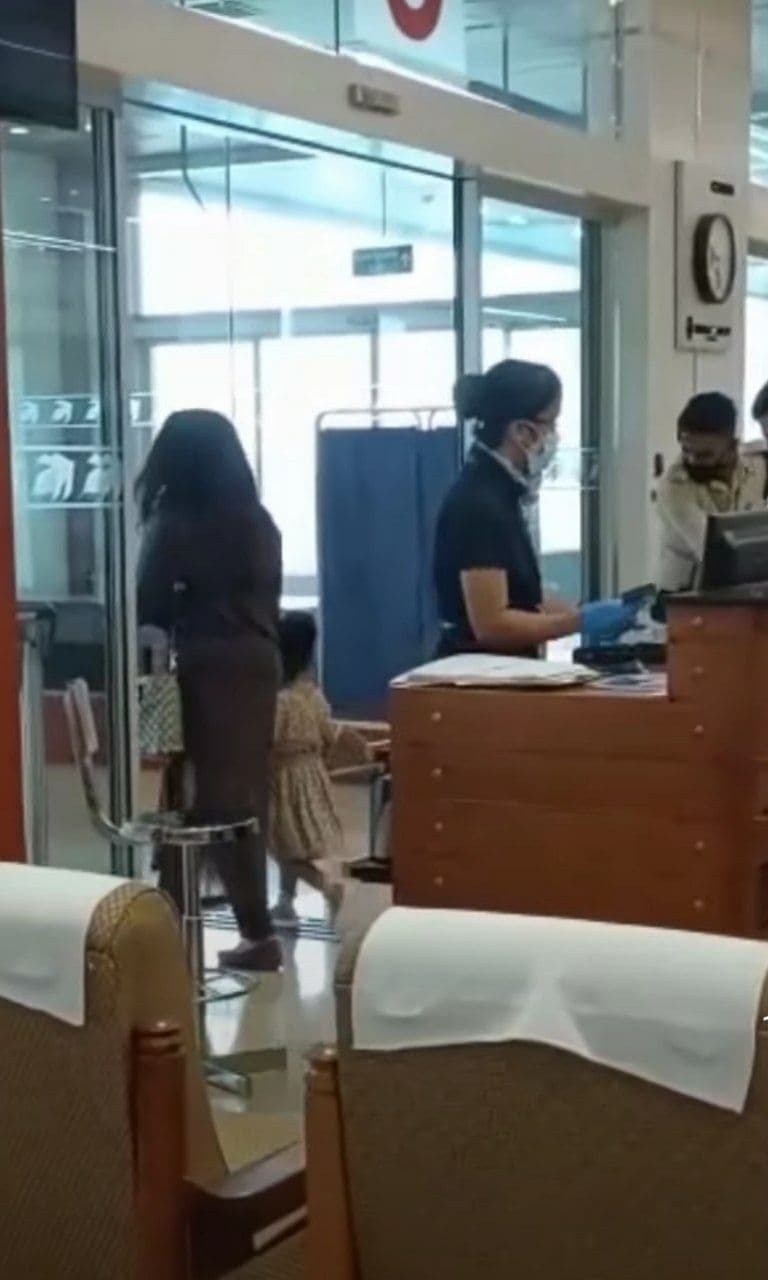 കാവ്യ മാധവന്റെ കൈ ചേര്‍ത്ത് പിടിച്ച് കുഞ്ഞ് മഹാലക്ഷ്മി; പിന്നാലെ ദിലീപ്, ചിത്രങ്ങള്‍ വൈറല്‍