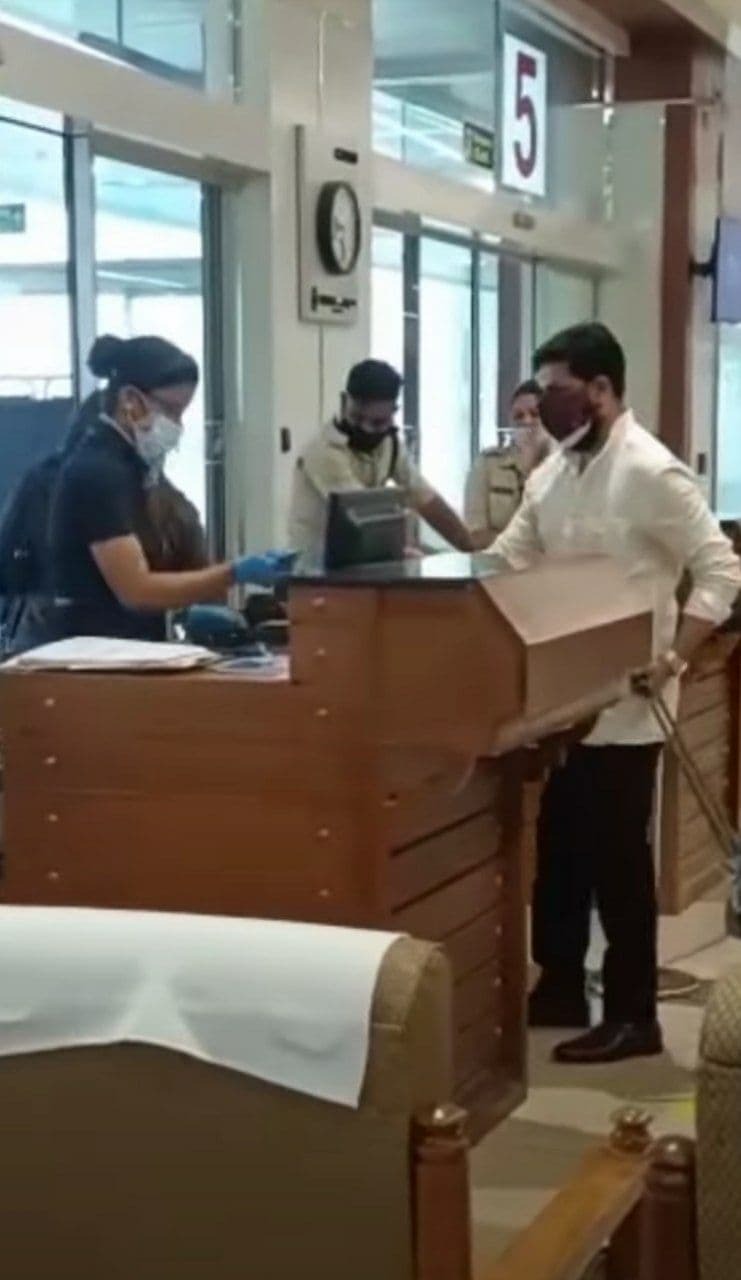 കാവ്യ മാധവന്റെ കൈ ചേര്‍ത്ത് പിടിച്ച് കുഞ്ഞ് മഹാലക്ഷ്മി; പിന്നാലെ ദിലീപ്, ചിത്രങ്ങള്‍ വൈറല്‍