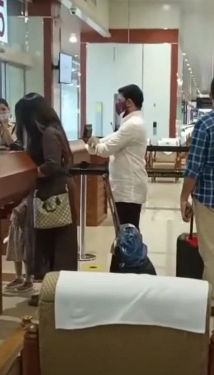 കാവ്യ മാധവന്റെ കൈ ചേര്‍ത്ത് പിടിച്ച് കുഞ്ഞ് മഹാലക്ഷ്മി; പിന്നാലെ ദിലീപ്, ചിത്രങ്ങള്‍ വൈറല്‍