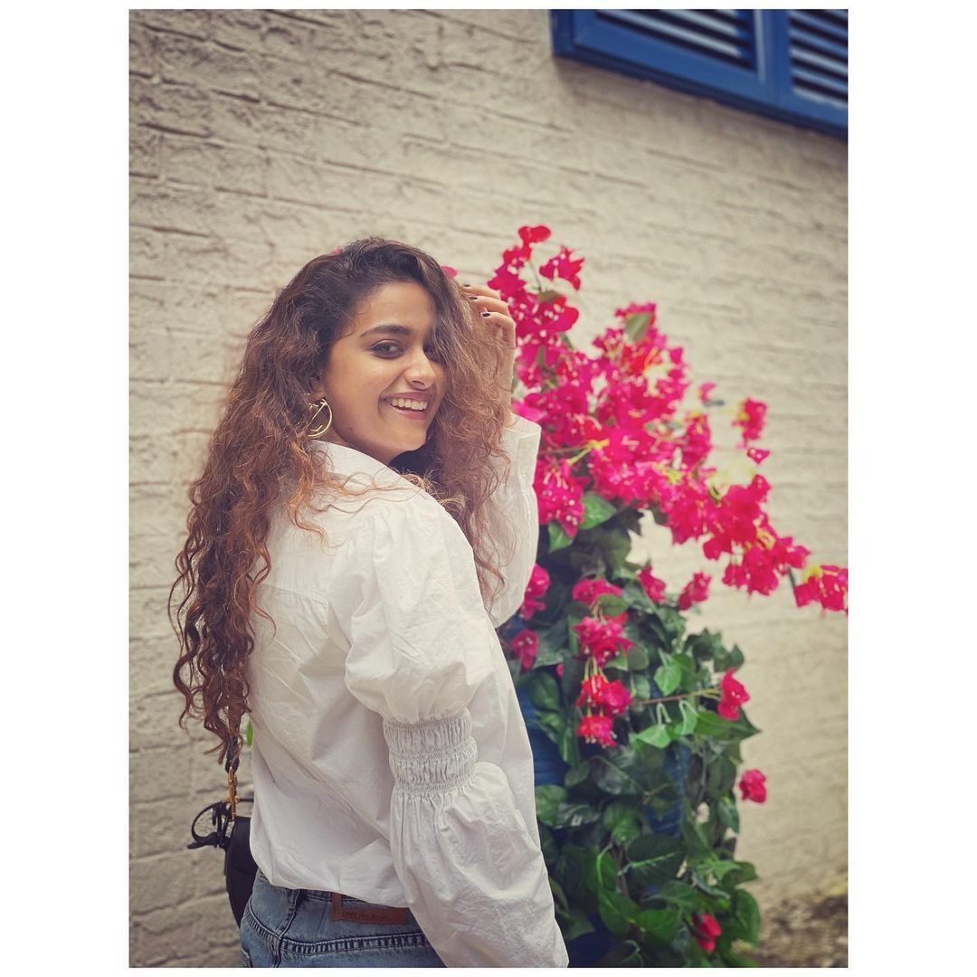 സാരി ഇഷ്ടം: ചുവന്ന സാരിയില്‍ അതീവ സുന്ദരിയായി കീര്‍ത്തി സുരേഷ്