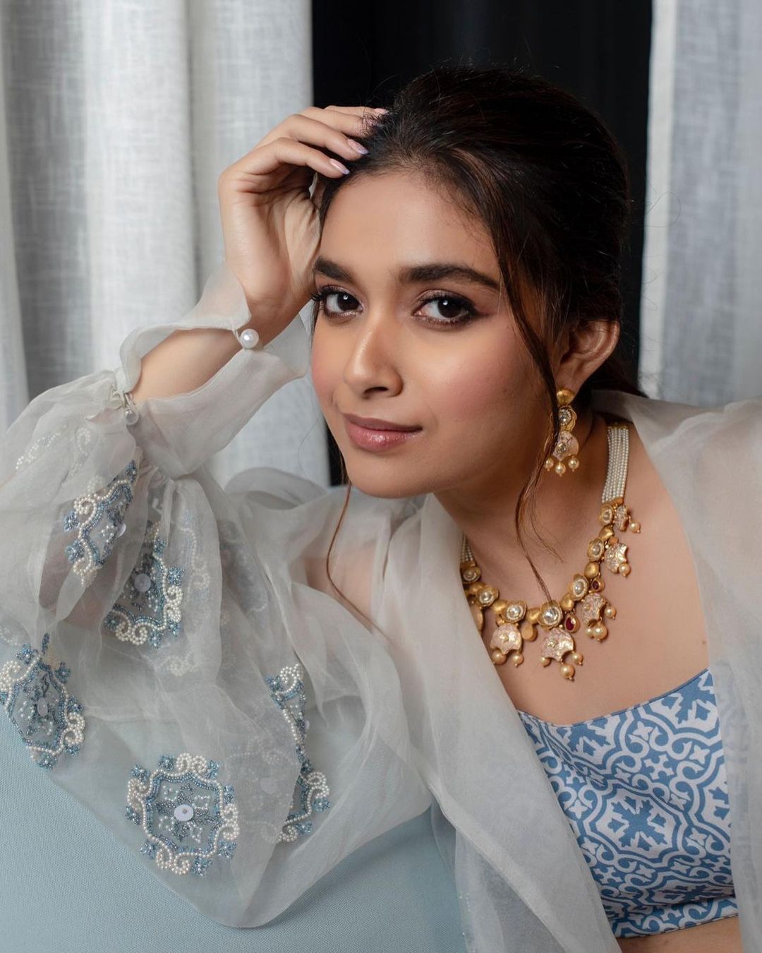 സാരി ഇഷ്ടം: ചുവന്ന സാരിയില്‍ അതീവ സുന്ദരിയായി കീര്‍ത്തി സുരേഷ്