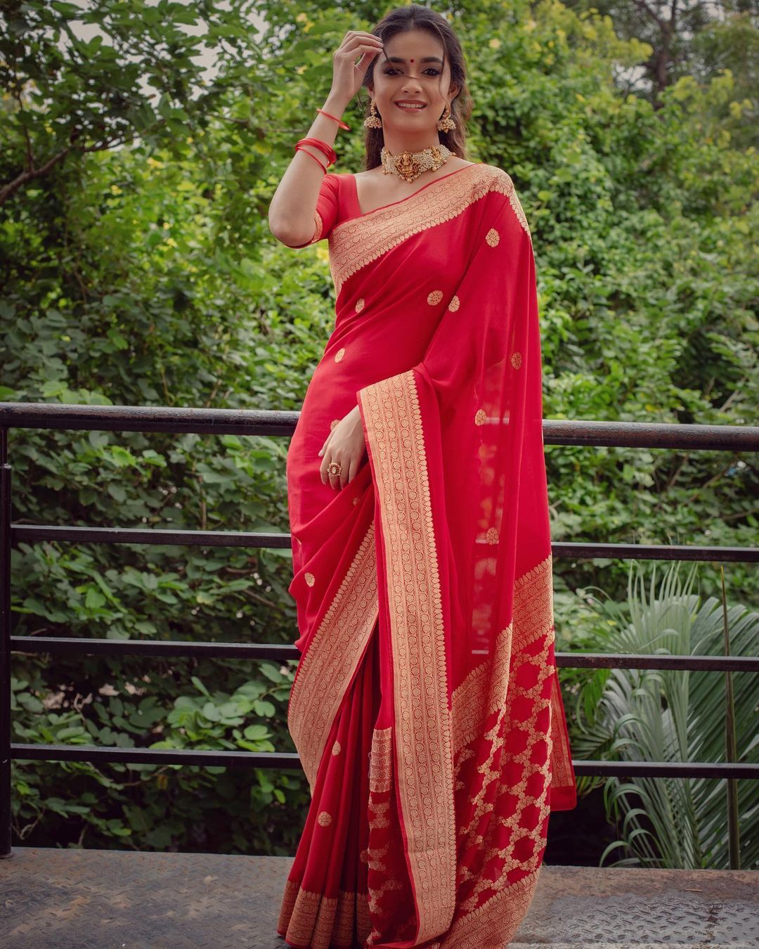 സാരി ഇഷ്ടം: ചുവന്ന സാരിയില്‍ അതീവ സുന്ദരിയായി കീര്‍ത്തി സുരേഷ്