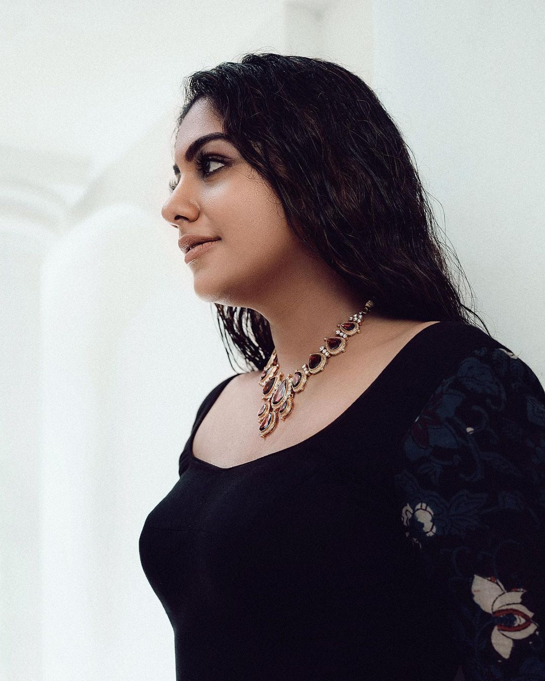 കറുപ്പഴകില്‍ സുന്ദരിയായി മീര നന്ദന്‍; സോഷ്യല്‍ മീഡിയയില്‍ വൈറലായി താരത്തിന്റെ പുതിയ ഫോട്ടോഷൂട്ട്