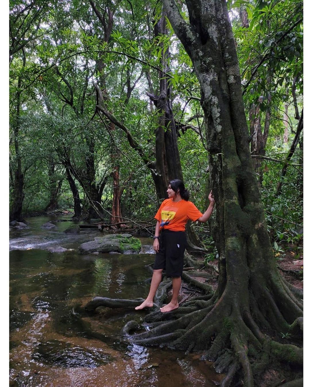 പുഴയുടെ സൗന്ദര്യം കൂട്ടി കുമ്പളങ്ങിയിലെ സിമി; തൂവെള്ളയില്‍ തിളങ്ങി പുതിയ ഫോട്ടോ ഷൂട്ട്