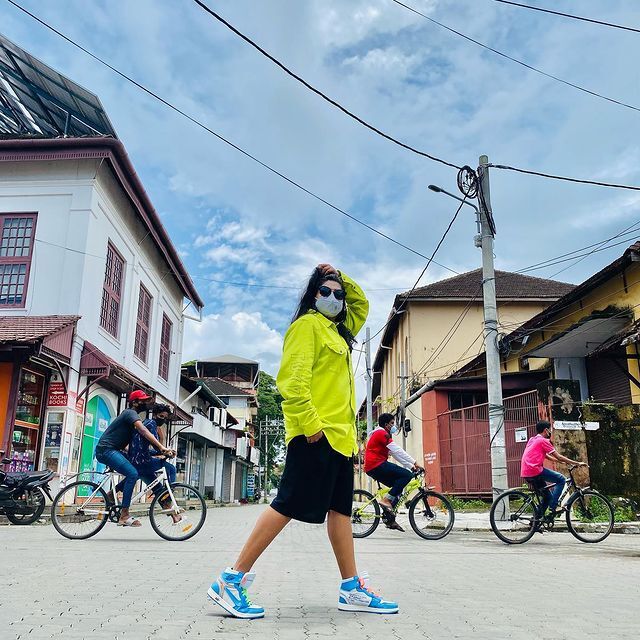 പുഴയുടെ സൗന്ദര്യം കൂട്ടി കുമ്പളങ്ങിയിലെ സിമി; തൂവെള്ളയില്‍ തിളങ്ങി പുതിയ ഫോട്ടോ ഷൂട്ട്