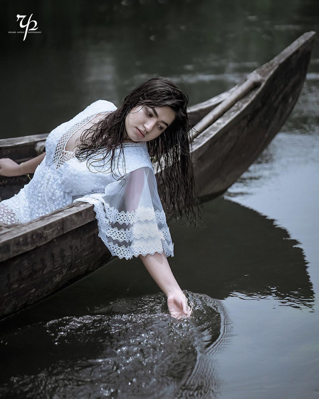 പുഴയുടെ സൗന്ദര്യം കൂട്ടി കുമ്പളങ്ങിയിലെ സിമി; തൂവെള്ളയില്‍ തിളങ്ങി പുതിയ ഫോട്ടോ ഷൂട്ട്