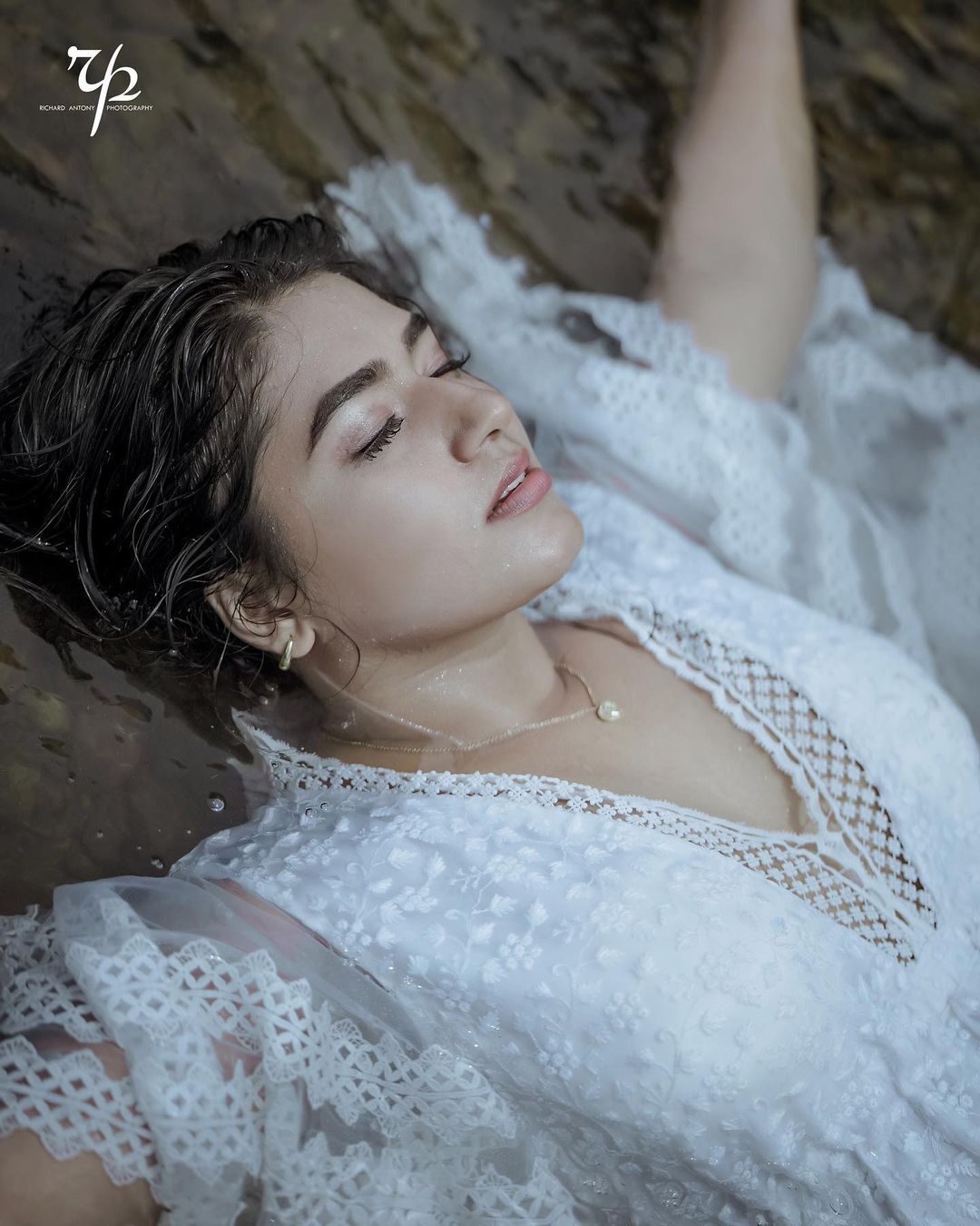 പുഴയുടെ സൗന്ദര്യം കൂട്ടി കുമ്പളങ്ങിയിലെ സിമി; തൂവെള്ളയില്‍ തിളങ്ങി പുതിയ ഫോട്ടോ ഷൂട്ട്