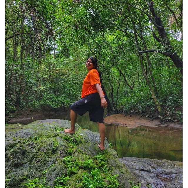 പുഴയുടെ സൗന്ദര്യം കൂട്ടി കുമ്പളങ്ങിയിലെ സിമി; തൂവെള്ളയില്‍ തിളങ്ങി പുതിയ ഫോട്ടോ ഷൂട്ട്