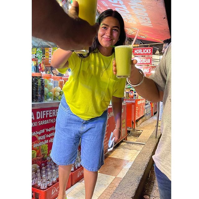 പുഴയുടെ സൗന്ദര്യം കൂട്ടി കുമ്പളങ്ങിയിലെ സിമി; തൂവെള്ളയില്‍ തിളങ്ങി പുതിയ ഫോട്ടോ ഷൂട്ട്