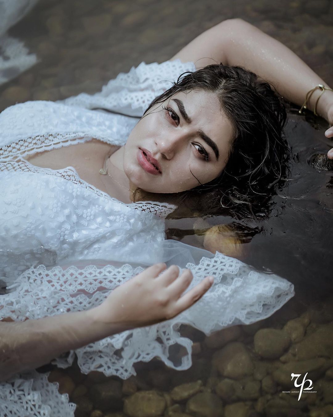 പുഴയുടെ സൗന്ദര്യം കൂട്ടി കുമ്പളങ്ങിയിലെ സിമി; തൂവെള്ളയില്‍ തിളങ്ങി പുതിയ ഫോട്ടോ ഷൂട്ട്