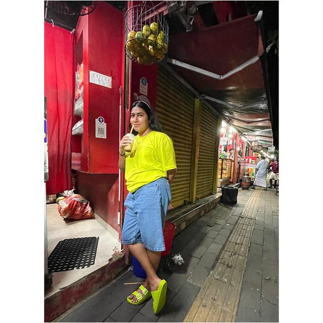 പുഴയുടെ സൗന്ദര്യം കൂട്ടി കുമ്പളങ്ങിയിലെ സിമി; തൂവെള്ളയില്‍ തിളങ്ങി പുതിയ ഫോട്ടോ ഷൂട്ട്