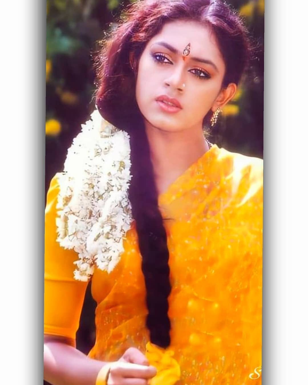 ബ്ലാക്ക് ആന്‍ഡ് വൈറ്റ് സാരിയില്‍ തിളങ്ങി ശോഭന: ചിത്രം ഏറ്റെടുത്ത് ആരാധകര്‍