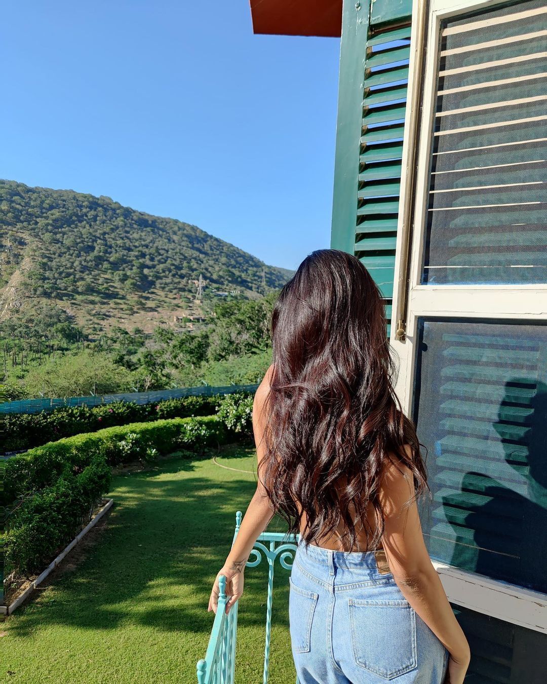 ടോപ്‌ലെസ് ആയി നടി ഇഷ ഗുപ്ത; നാണമില്ലേ എന്ന് കമന്റ്... ചര്‍ച്ചയായി പുതിയ ചിത്രങ്ങള്‍